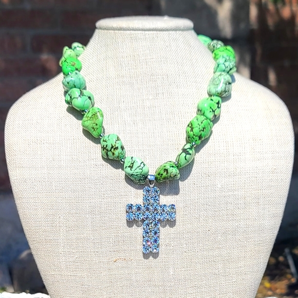 Statement green stone & cross necklace - Picture 1 of 5